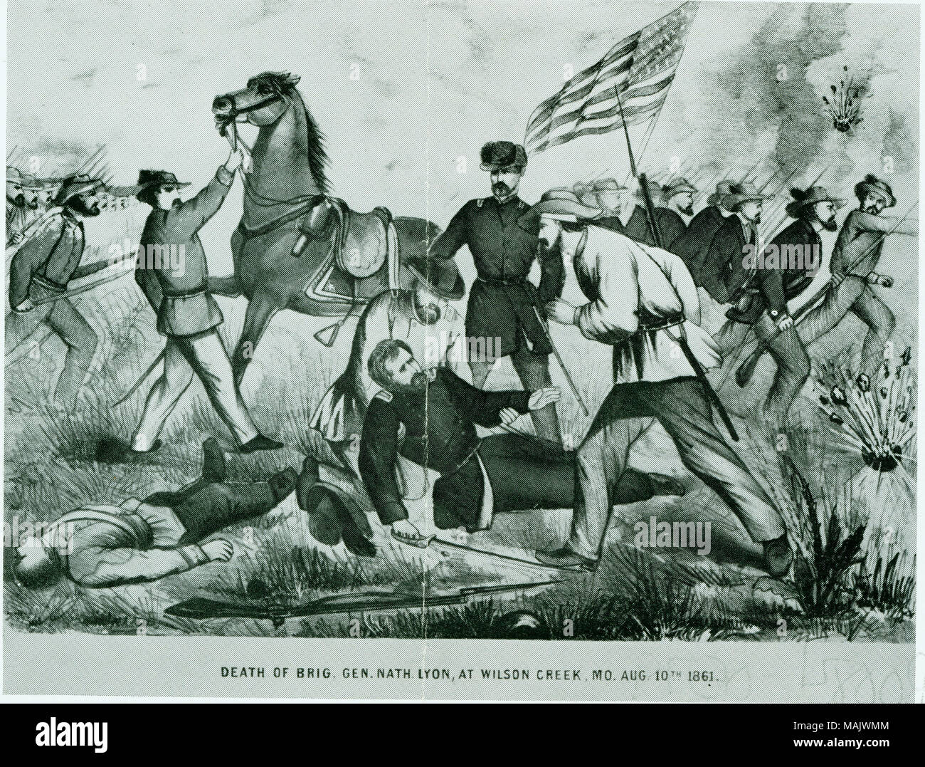 Scène de bataille dans laquelle le général Lyon est tombé de son cheval et est actuellement détenu par un soldat alors que deux soldats se tiennent près de lui et l'autre détient les rênes du cheval au premier plan. Dans l'arrière-plan, les rangées de soldats avec le drapeau de l'avant dans la bataille. "Mort du brig. GEN. NATH. LYON, AU WILSON'S CREEK, MO. Le 10 août 1861.' (imprimé ci-dessous l'image). Titre : 'la mort de Brig. Gen. Nath. Lyon, à Wilson Creek, 10e Août 1861 Ve.' . Entre 1861 et 1865. Banque D'Images