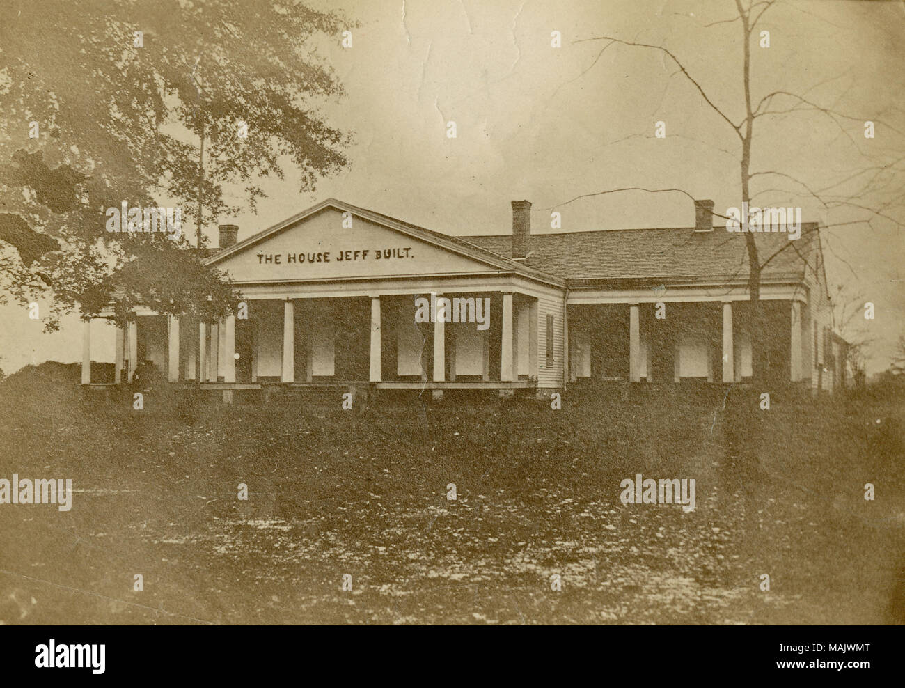 Photographie de maison blanche et la cour. 'La Maison JEFF CONSTRUIT." est à l'avant du bâtiment. 'Guerre civile Photo. - Jeff Davis House - Mississippi" et "Don de John H. Gundlach.' (écrit sur le verso). Titre : Jefferson Davis House. . Entre 1861 et 1865. Banque D'Images