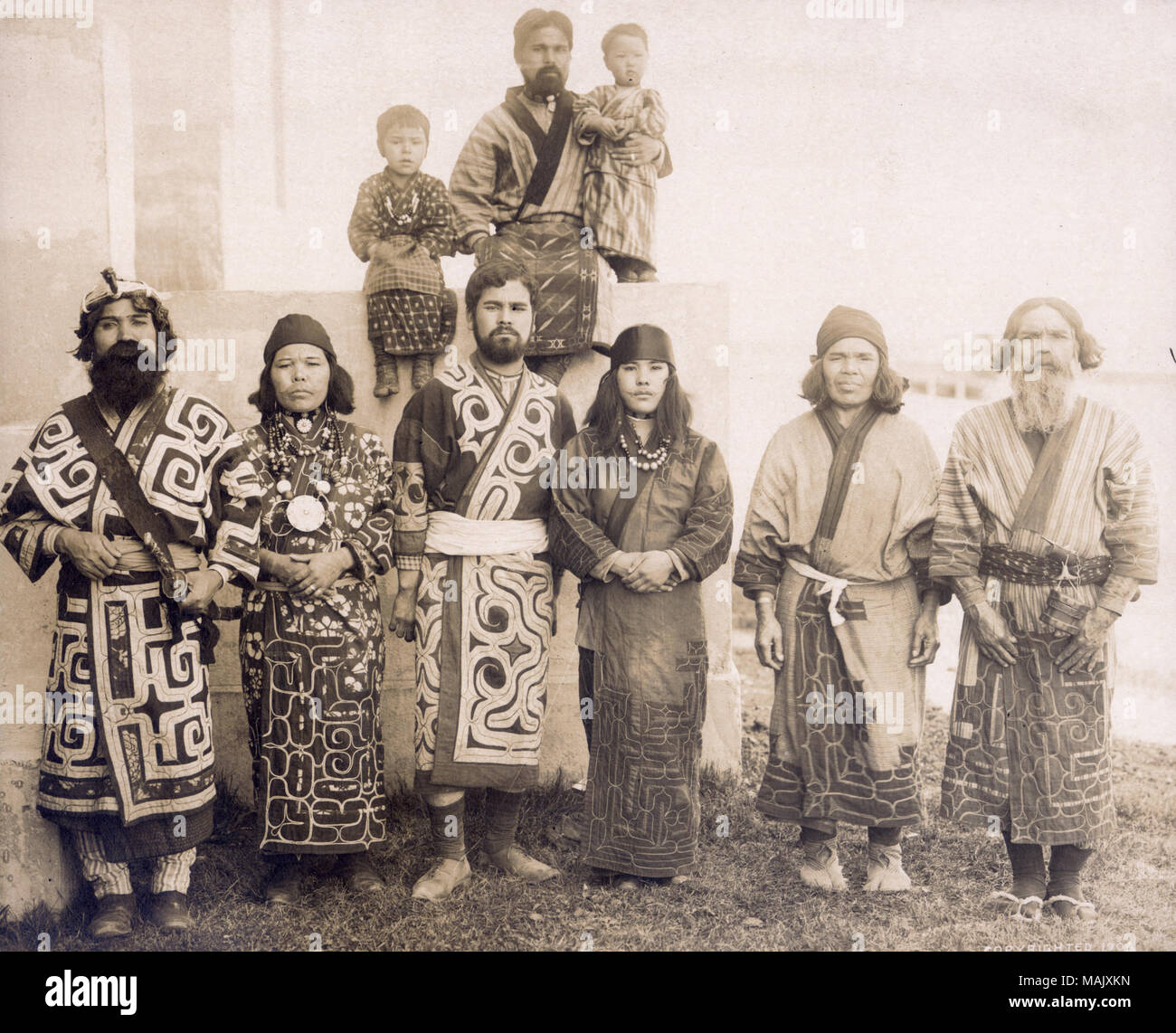 Titre : 'Ainus dans Gala-Costume national, les femmes mariées avec moustache tatouée." Ministère de l'anthropologie, le japonais, l'exposition universelle de 1904. . 1904. Société photographique officiel Banque D'Images