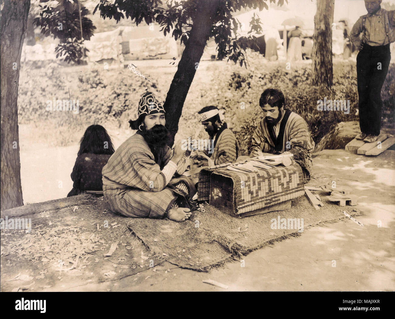 Titre : 'Hairy Aïnous, les aborigènes du Japon, à leur artisanat." Ministère de l'anthropologie, le japonais, l'exposition universelle de 1904. . 1904. Jessie Tarbox Beals Banque D'Images