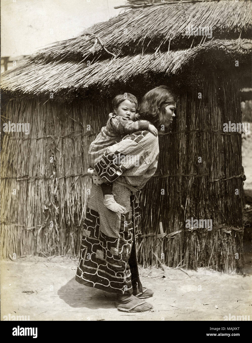 Titre : 'Ainu la mère et l'enfant." Ministère de l'anthropologie, le japonais, l'exposition universelle de 1904. . 1904. Jessie Tarbox Beals Banque D'Images