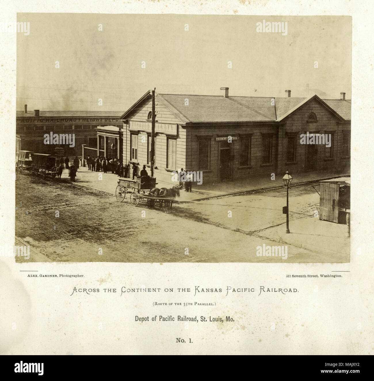 Titre : Depot de Pacific Railroad, Saint Louis, Missouri.'à travers le continent avec le Kansas Pacific Railroad. (Route de la 35e parallèle).' Perry Collection #  1. . 1867. Alexander Gardner Banque D'Images