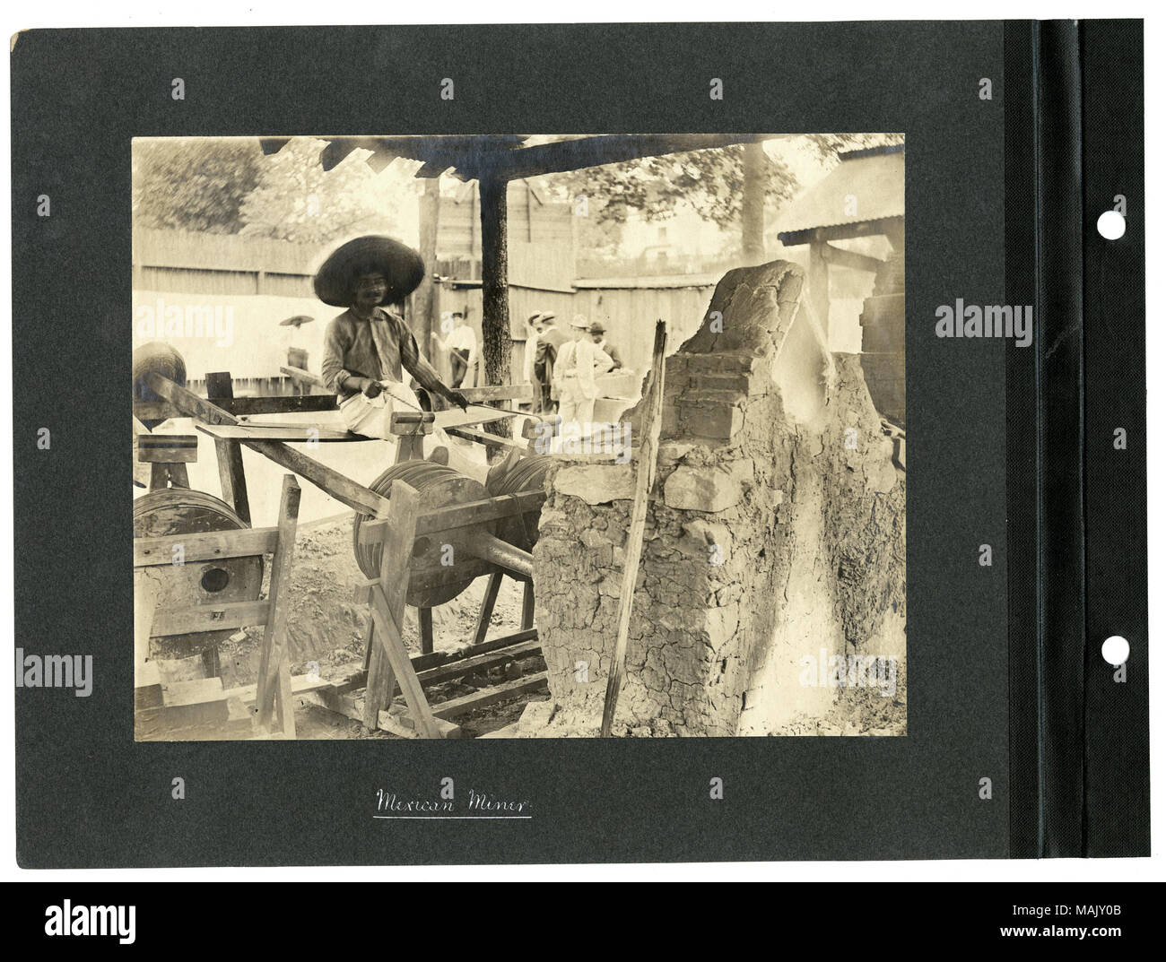 Photographie sépia, Horizontal montrant un homme moustachu portant un grand chapeau lors de l'affichage à l'équipement de forage d'une cabine. Plusieurs hommes sont debout dans l'arrière-plan. Titre : 'Mexican Miner (1904 World's Fair). . 1904. Banque D'Images