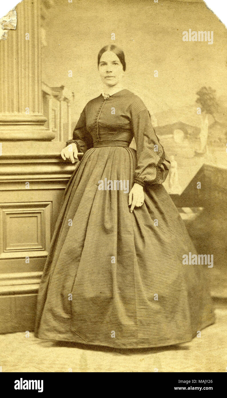 Mme Andrew S. Barada, 1828-1917, née Eliza Philbert, 1828-1917, portrait en pied, elle est en robe de couleur sombre avec des cheveux tirés en arrière dans un style sévère. Photo prise le 5 août 1855. 25 octobre 1849, marié, un enfant, Frank C. Barada. Elle avait 27 ans au moment de la prise de vue. Titre : Eliza Barada. (Mme. Andrew S. Barada, nee Philibert, 1828-1917). . 5 août 1855. J.J. Outley Banque D'Images