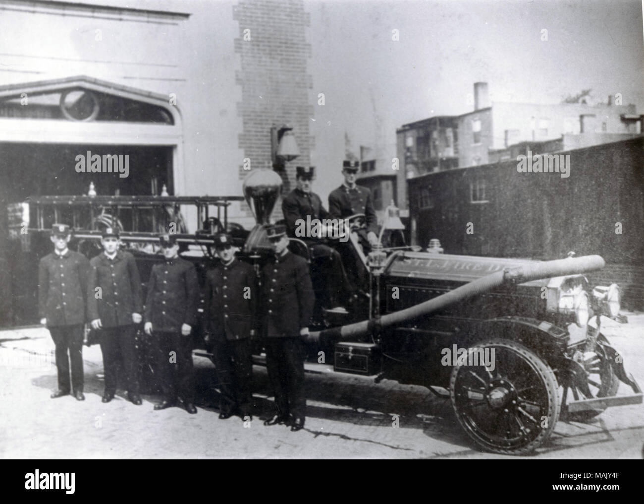 Robinson, 1er "jumbo", taille 900 gpm pumper, faite à St Louis 1913. Les premiers servis avec Engine Co 50, vendu en 1935 à Kinloch Volunteer Fire Dept. Titre : Service d'incendie de Saint Louis Engine Company 50 avec Saint Louis Robinson autopompe "Jumbo". . 1913. Banque D'Images