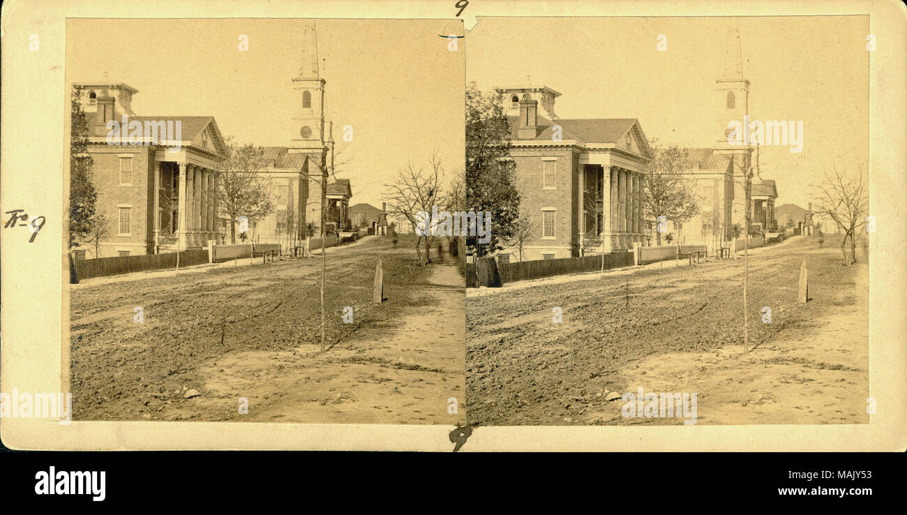 Photo de chambre à côté d'une église avec la saleté street en premier plan. 'No 9       Atlanta de résidence de Lyon, juge de la Cour suprême de Géorgie :   pris pour le général Sherman en HdQr à Atlanta, en septembre et Novr 1864. -' (Écrit sur le verso). Titre : Résidence du juge Lyon, le général Sherman's siège à Atlanta. . 1864. Banque D'Images