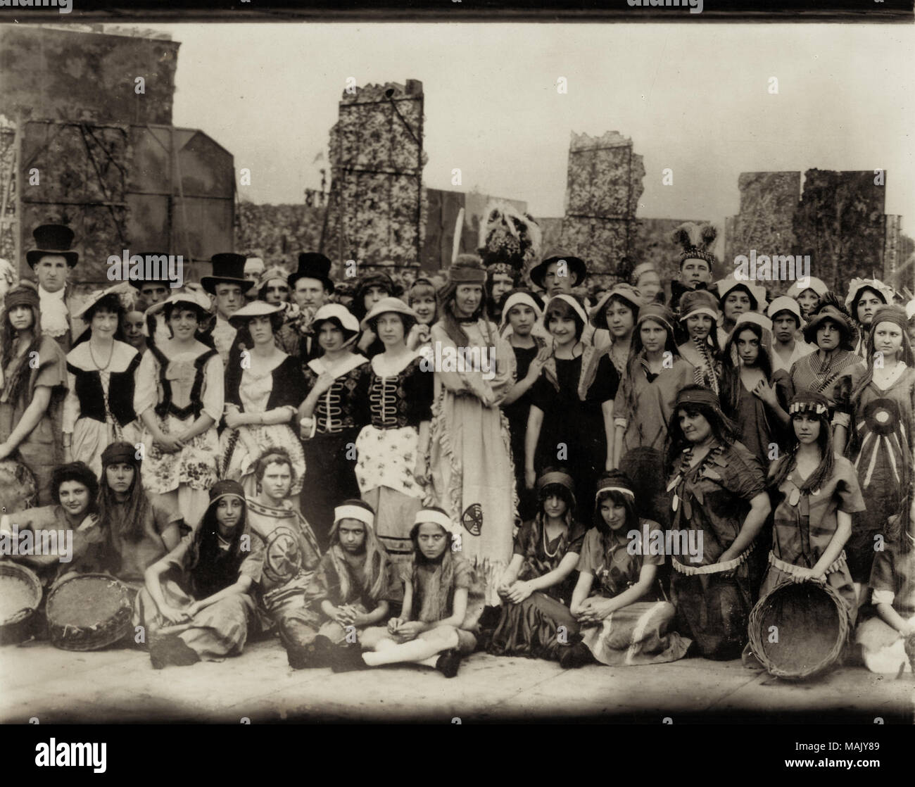 Titre : Groupe d'acteurs dans le spectacle et le port de masque et costume Indien de l'Amérique coloniale. . 1914. Banque D'Images