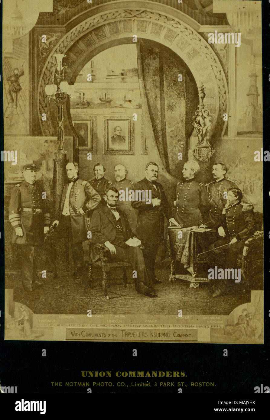 Imprimer du président Lincoln en chaise à l'avant-plan entouré d'officiers militaires de l'Union européenne. Grant's image semble être pris au plus tard à partir d'une photographie de sa présidence. Dans l'arrière-plan sont les petites images de la capitale, les batailles navales, des portraits, et des monuments. Noms de personnes sont imprimés ci-dessous de l'image. Sous l'image imprimée : "Avec les compliments de l'Travelers Insurance Company.' Title : 'Les commandants de l'Union européenne.' (de G à D : Farragut, Sherman, Thomas, Lincoln, Meade, Grant, Hooker, Sheridan, Hancock). . 1884. La Photo de Notman Co., Boston Banque D'Images