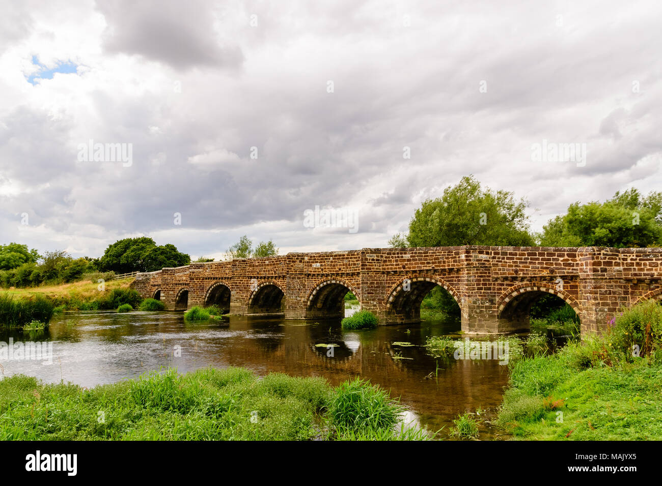 La Norman White Mill Bridge sur la rivière Stour dans le Dorset, en Angleterre. Probablement le plus vieux pont à traverser la Stour. Banque D'Images