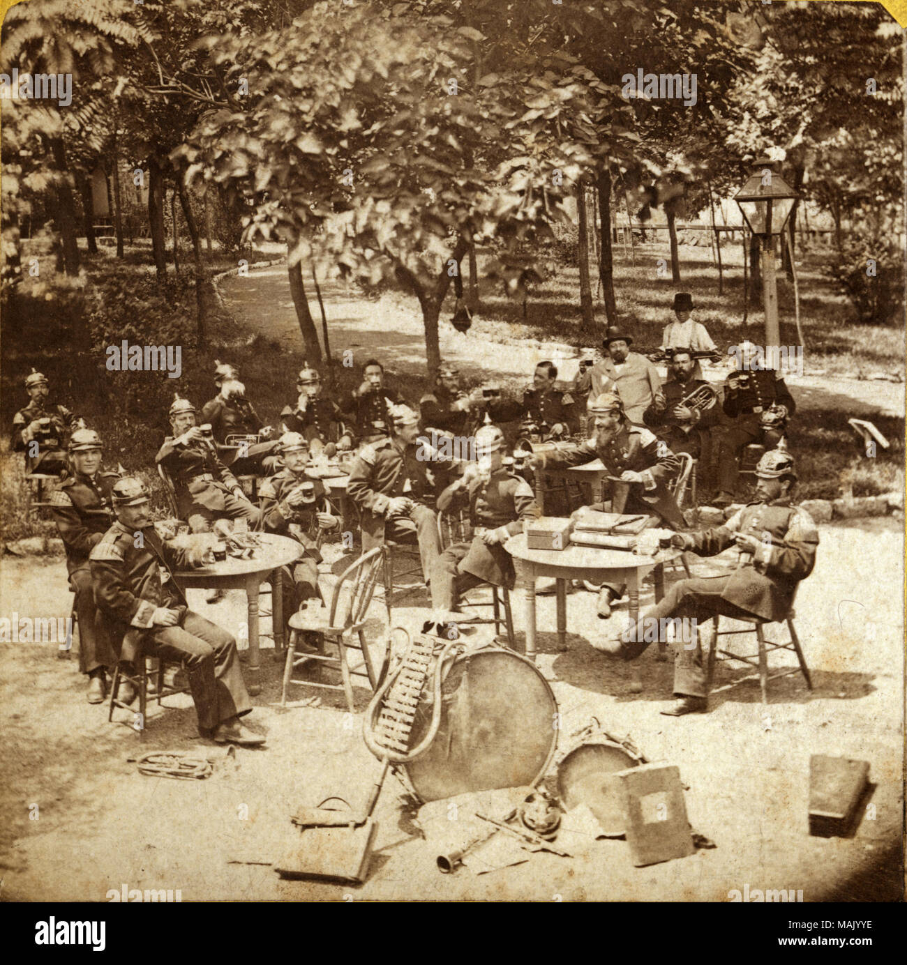 Titre : les membres de la bande assis à des tables à Schnaider's Garden. Chouteau Avenue entre le Mississippi et Armstrong. . Vers 1870. A. Rino Banque D'Images Titre : les membres de la bande assis à des tables à Schnaider's Garden. Chouteau Avenue entre le Mississippi et Armstrong. . Vers 1870. A. Rino Banque D'Images