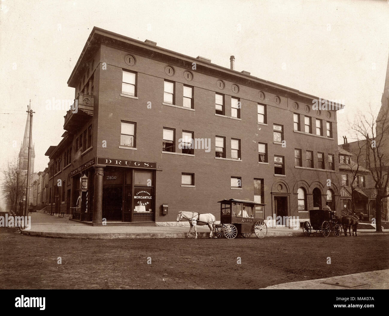 Vue sur les résidences et les Eglises à l'angle nord-est de l'intersection de l'Avenue de la garnison et de l'avenue Washington. Un drug store est visible à 2950 l'État de Washington. Midtown est le centre médical de la ville à la fin du xixe et au début du xxe siècle. Les hôpitaux, les pharmacies, les dentistes, et les sociétés d'approvisionnement médical regroupés dans les rues au nord de l'olivier et à l'ouest de Jefferson. De nouveaux emplacements pour Saint Louis Baptist Hospital et l'hôpital Barnes ont été ouvertes sur l'Avenue de la garnison pendant les années 1890. Titre : angle nord-est de l'intersection de l'Avenue de la garnison et de l'avenue Washington. . Vers 1880. Banque D'Images
