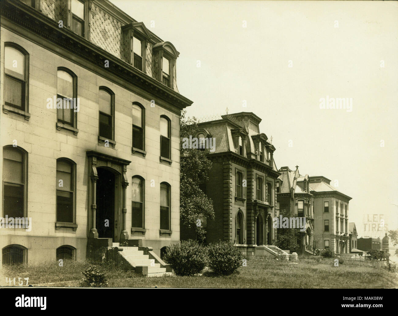 Des résidences privées à partir de 3631 boulevard Lindell, et à l'Est, vers Grand Avenue. Un grand panneau pour Lee pneus au Grand et Lindell peut être vu dans la distance. Titre : 3631 boulevard Lindell, à l'Est, vers Grand Avenue. . 1921. Banque D'Images