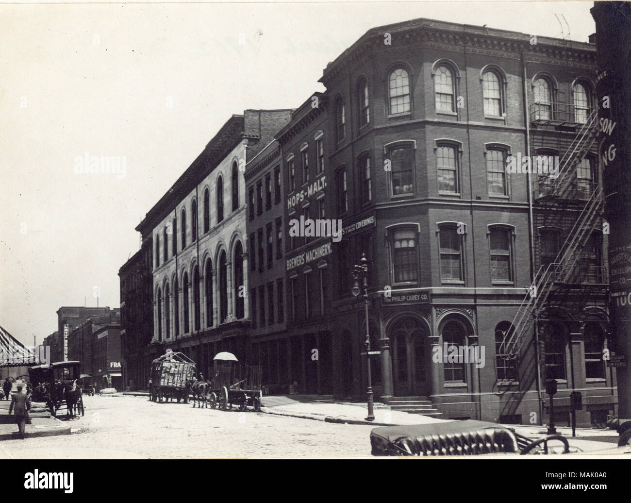 Les entreprises, à l'angle nord-est de la rue principale (première) et Walnut Street. Titre : Angle nord-est de la rue principale (première) et Walnut Street. . 1912. Banque D'Images
