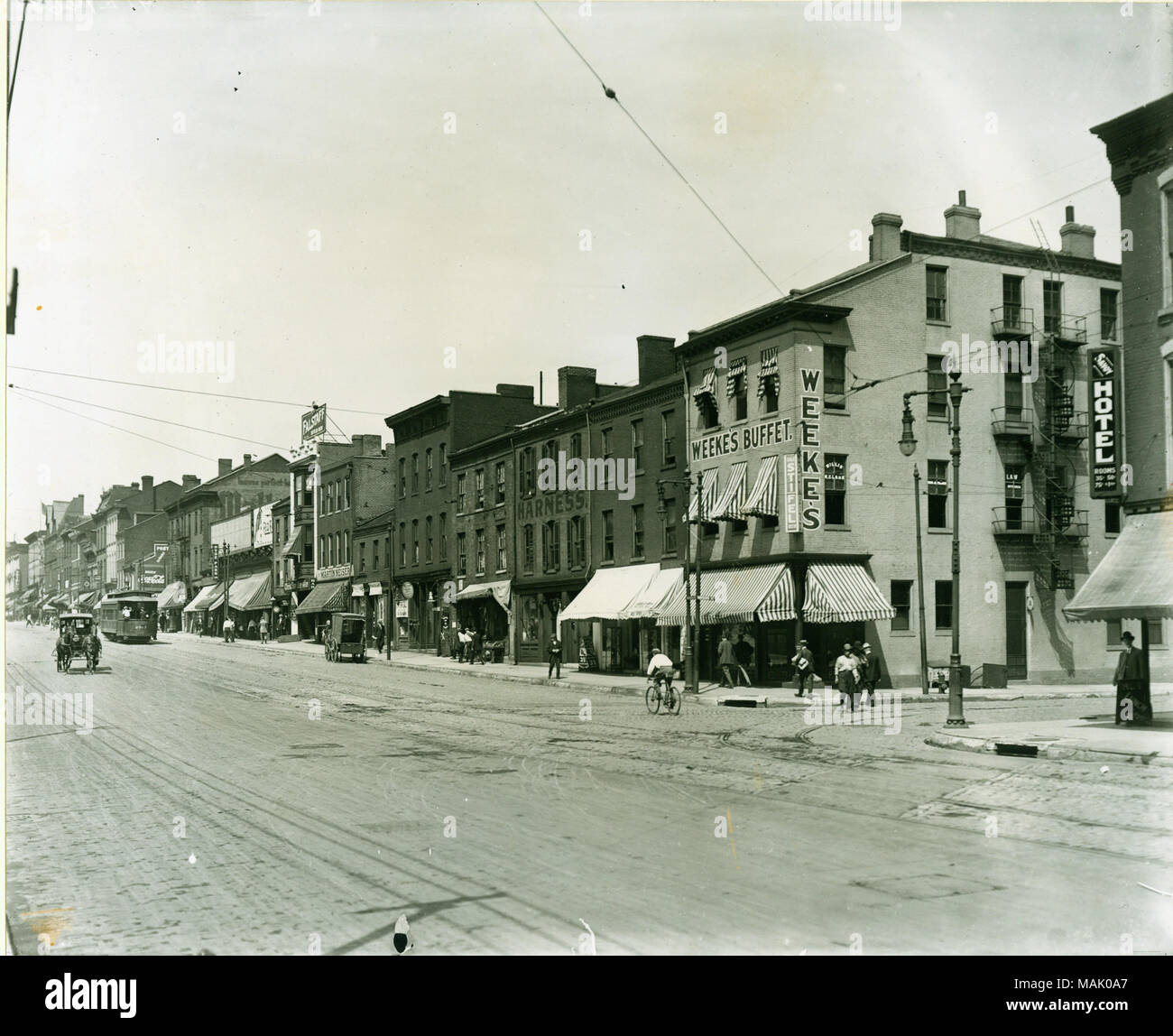 Les entreprises sur le coin nord-ouest de Market Street et 13e Rue. Entreprises de l'Hôtel Savoy, un bar, et Weeke ?s Buffet. Les petites annonces de Stifel Bière, Hyde Park, bière et Coco-Cola sont également visibles. Titre : Rue du marché, à l'Ouest 13e Rue. . Vers 1908. Banque D'Images Les entreprises sur le coin nord-ouest de Market Street et 13e Rue. Entreprises de l'Hôtel Savoy, un bar, et Weeke ?s Buffet. Les petites annonces de Stifel Bière, Hyde Park, bière et Coco-Cola sont également visibles. Titre : Rue du marché, à l'Ouest 13e Rue. . Vers 1908. Banque D'Images