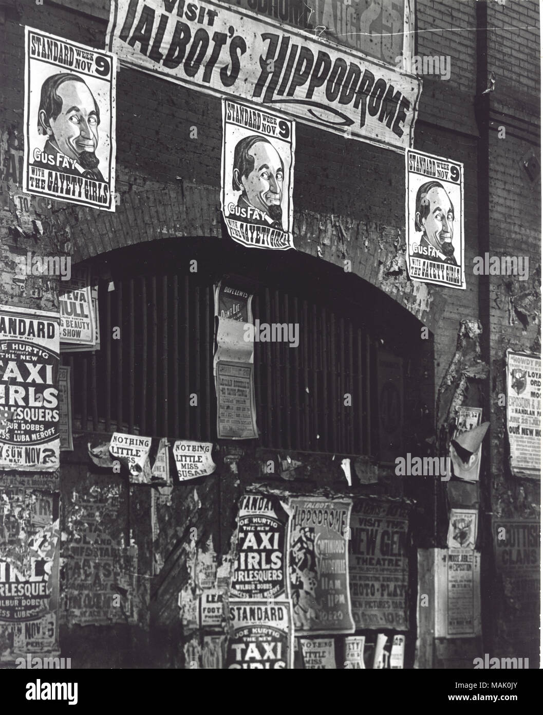 Titre : affiches couvrant un mur de l'entreprise Louis Bohle livrée et des capacités au marché publicitaire 1125-29 rue vaudeville montre à l'Hippodrome de Talbot. . Vers 1907. Banque D'Images