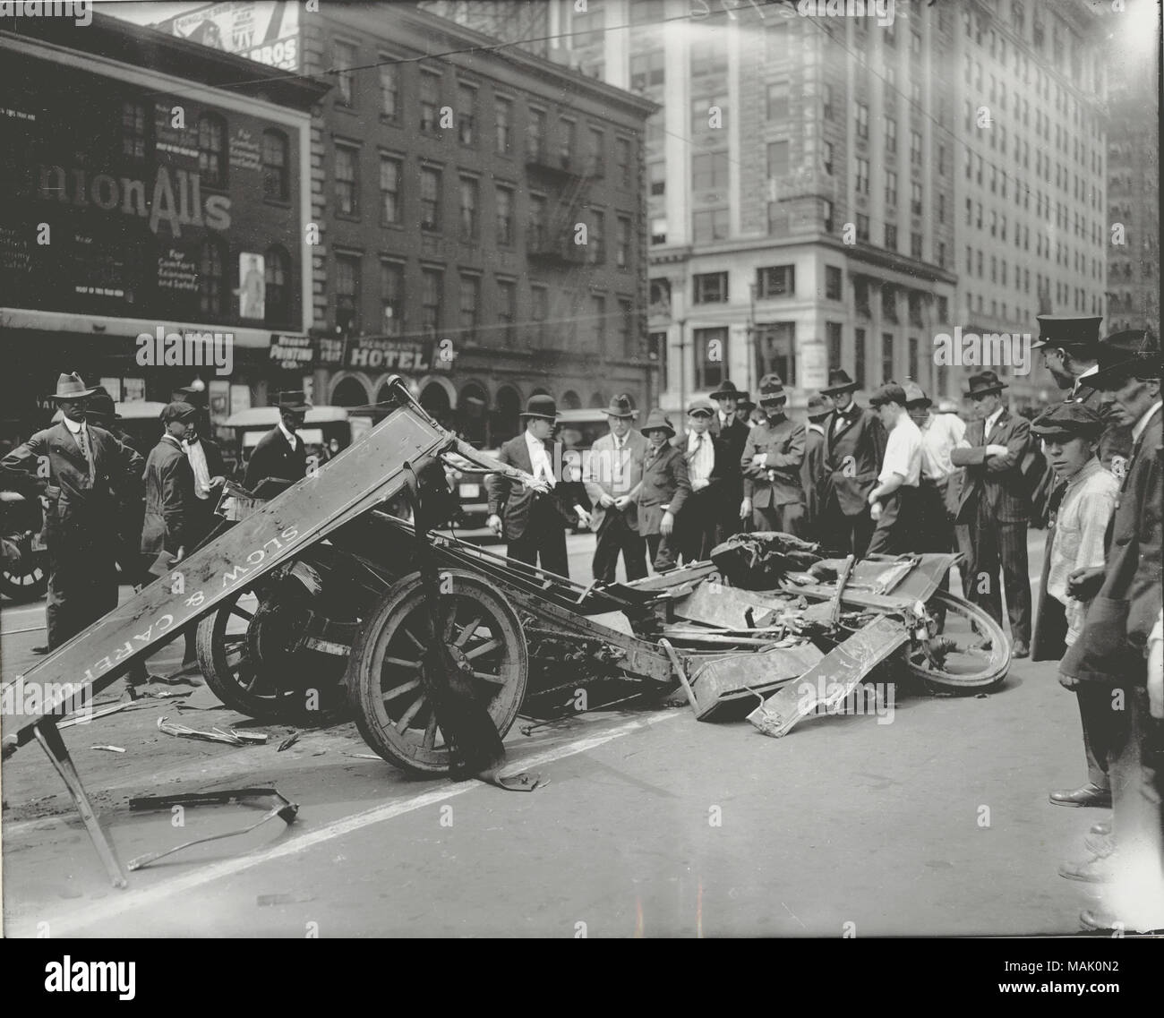 Titre : foule réunie pour examiner l'épave d'un wagon/camion de J. Arthur Anderson Société Blanchisserie à douzième et le pin rues. Ridelle se lit comme suit : "lent et prudent". . 1917. Banque D'Images