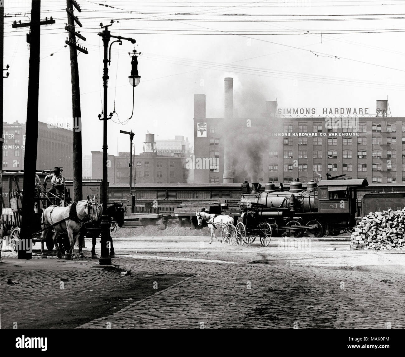 Vue de l'intersection de la huitième et de la recherche à travers les rues de peuplier de triage à Mill Creek Station Cupples et entrepôt entrepôt de matériel de Simmons. Le Triage du Mill Creek ont été nommé d'après un cours d'eau qui permet de lancer l'est dans le fleuve Mississippi dans ce qui est aujourd'hui le centre-ville de St Louis. À la fin du xixe siècle le flux a complètement disparu et le ruisseau Mill Valley était utilisé pour le transport ferroviaire et les gares de marchandises. Le Terminal Railroad Association détenu et exploité les chantiers qui avait une maison de fret en 1893 et les plans de plus 5. Le Terminal Railroad Association n'construire plus fr Banque D'Images