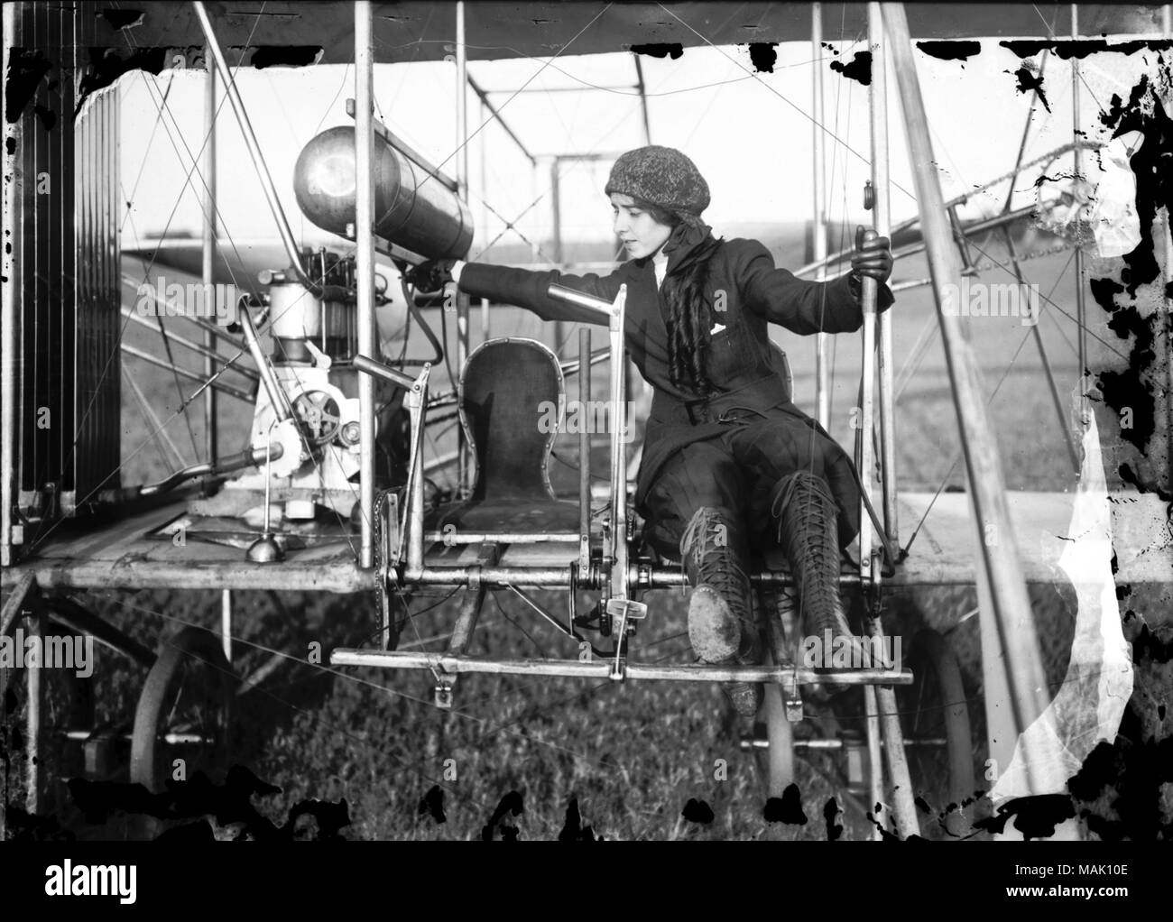 Titre : Katherine Stinson biplan préparer pour le décollage. . Vers 1913. William H. Trefts Jr. Banque D'Images