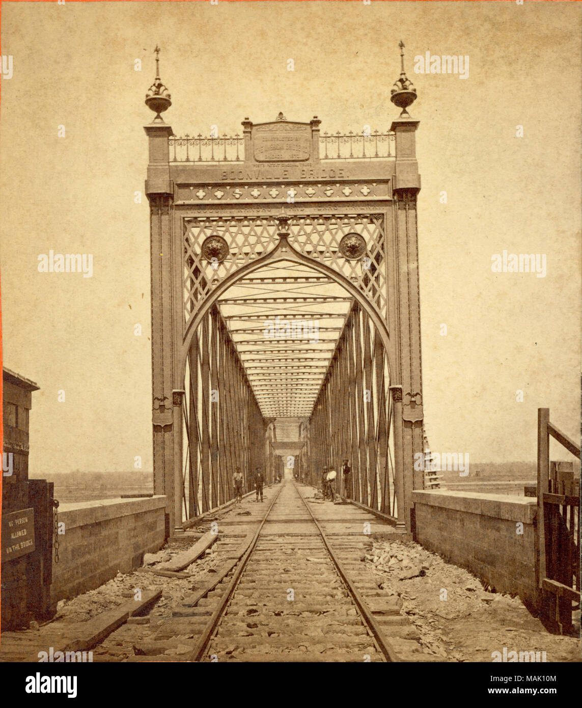 Titre : Missouri Kansas et Texas Railroad Bridge sur la rivière Missouri à Boonville, MO. . Vers 1874. J.C. McCurdy Banque D'Images