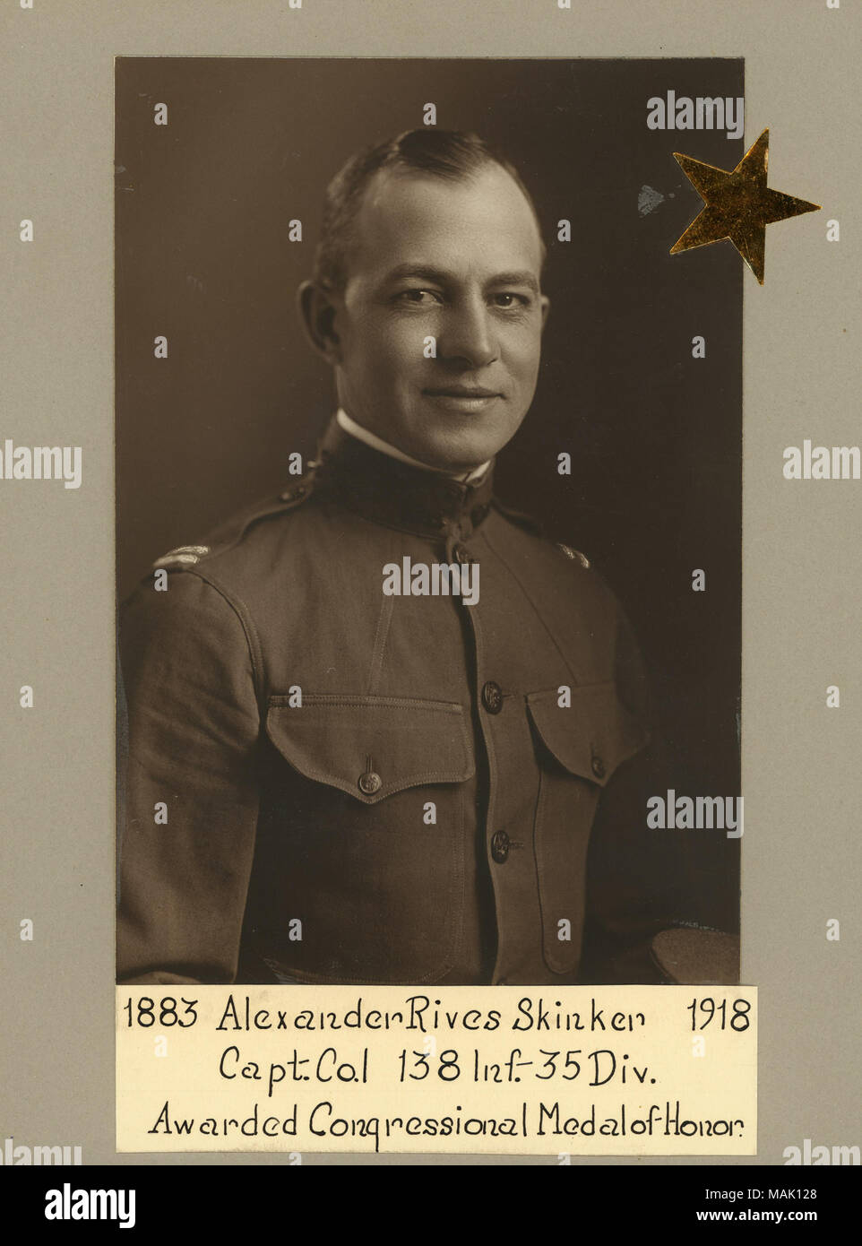 Photographie en noir et blanc d'un homme dans un monde uniforme de l'armée américaine de la Première Guerre mondiale. L'inscription se lit '1883 / Alexander Rives Skinker / 1918 / Le Capitaine Co. JE 138 Inf. 35 Div. / Reçu Médaille d'honneur du Congrès." Photo possède un autocollant en forme d'étoile d'or dans le coin supérieur droit. Titre : Le Capitaine Alexander Rives Skinker Co., 'l', 138e d'infanterie, 35e Division, American Expeditionary Force. (Médaille d'honneur du Congrès de gagnant). . 1917. J.C. Strauss Banque D'Images