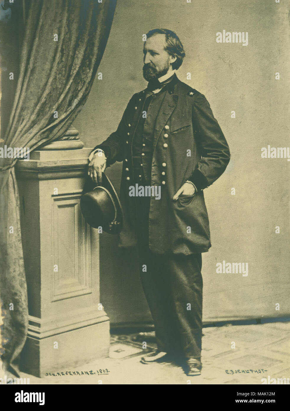 Portrait en pied d'un homme en uniforme. 'GEN. RESEKRANZ. - BOEHLPHOT 1863 F.' (image ci-dessous écrit sur l'avers). Titre : William Starke Rosecrans, général (Union européenne). . 1863. Banque D'Images