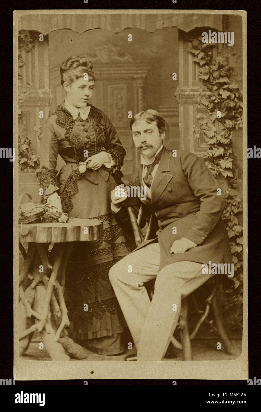Titre : Nellie et Algernon Sartoris. . 1875. Alexander Bassano, Londres Banque D'Images