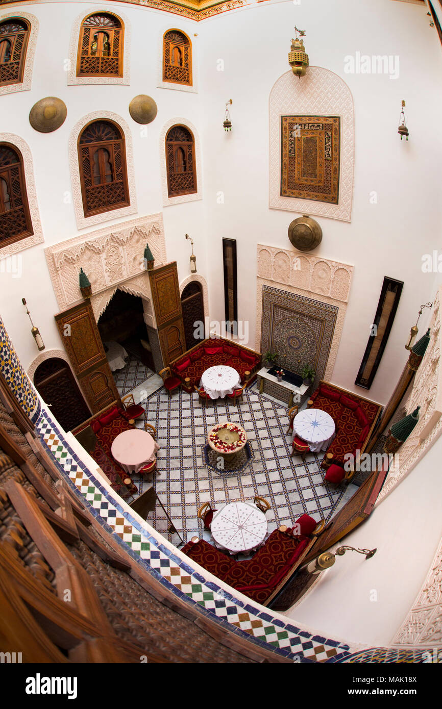 Maroc, Fes, Riad Derb Bennis Douh, Mazar, maison marocaine traditionnelle cour intérieure Banque D'Images