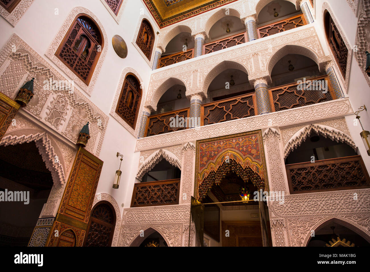Maroc, Fes, Riad Derb Bennis Douh, Mazar, maison marocaine traditionnelle d'un balcon Banque D'Images