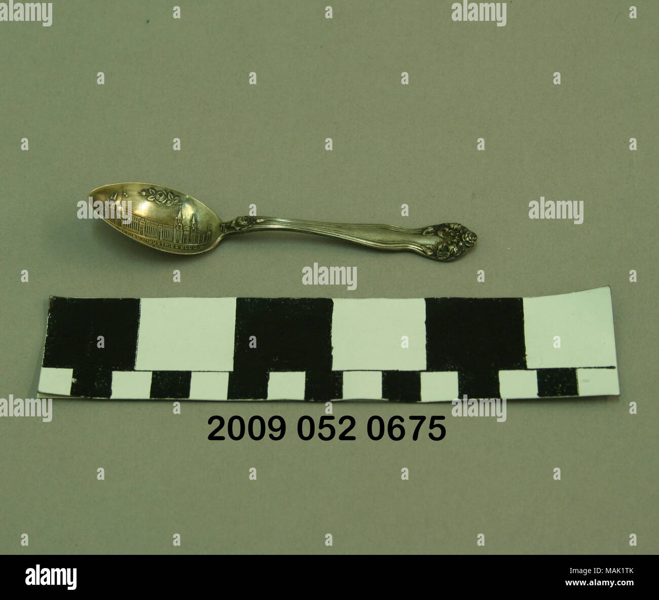 Cuillère en argent demitasse Mermod & Jaccard a rose floral décoration intérieure à l'extrémité de la poignée et une poignée, un relief varié de la Construction Industries dans le bol. C'est un souvenir de la Foire mondiale de 1904. Titre : Silver Spoon Demitasse par Mermod & Jaccard avec vue sur la décharge de diverses industries bâtiment dans le bol . 1904. Banque D'Images