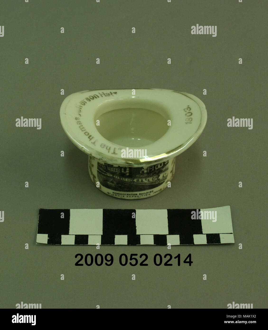 Grand chapeau haut en céramique blanche avec dorure d + ?cor et transférer l'image noire de l'immeuble de l'Administration de la Foire mondiale de 1904 Titre : Large White Ceramic Top Hat avec transfert de l'image noire de l'Administration . 1904. Banque D'Images