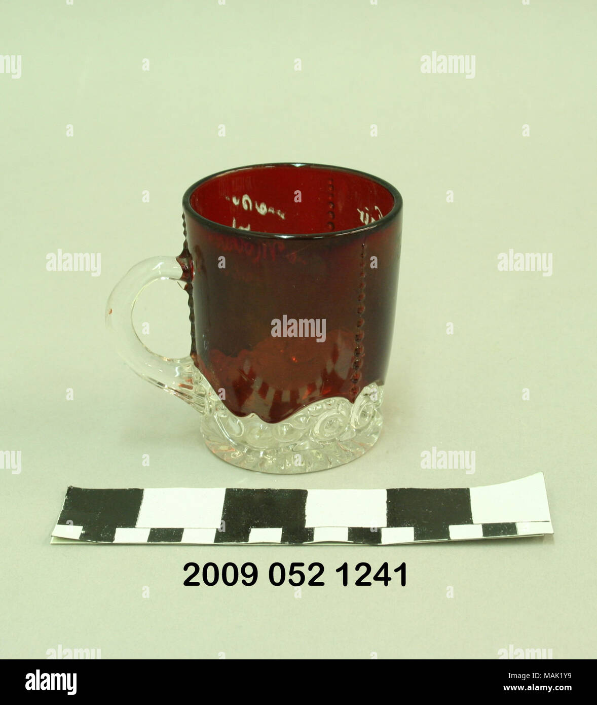 Vitraux Ruby mug a appuyé sur cordon et faites défiler, bande dépolie par section et ruby est personnalisé pour la mère. C'est un souvenir de la Foire mondiale de 1904. Titre : Vitraux Ruby Tasse avec cordon et faites défiler jusqu'à Mère personnalisé Motif . 1904. Banque D'Images