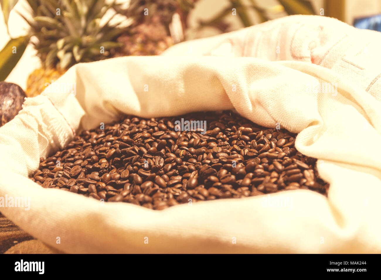 Sac de grains de café torréfiés sur le marché en Amérique du Sud. Vintage effet tonifiant Banque D'Images