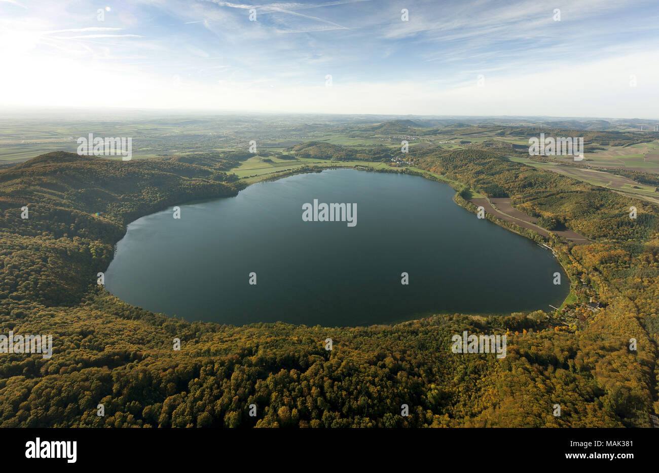 Vue aérienne, maar, Laacher Voir im Hebst, Laacher See - plus grand rempli d'eau du lac Crater Caldera en Europe centrale, l'automne, les feuilles d'automne, octobre d'Or Banque D'Images