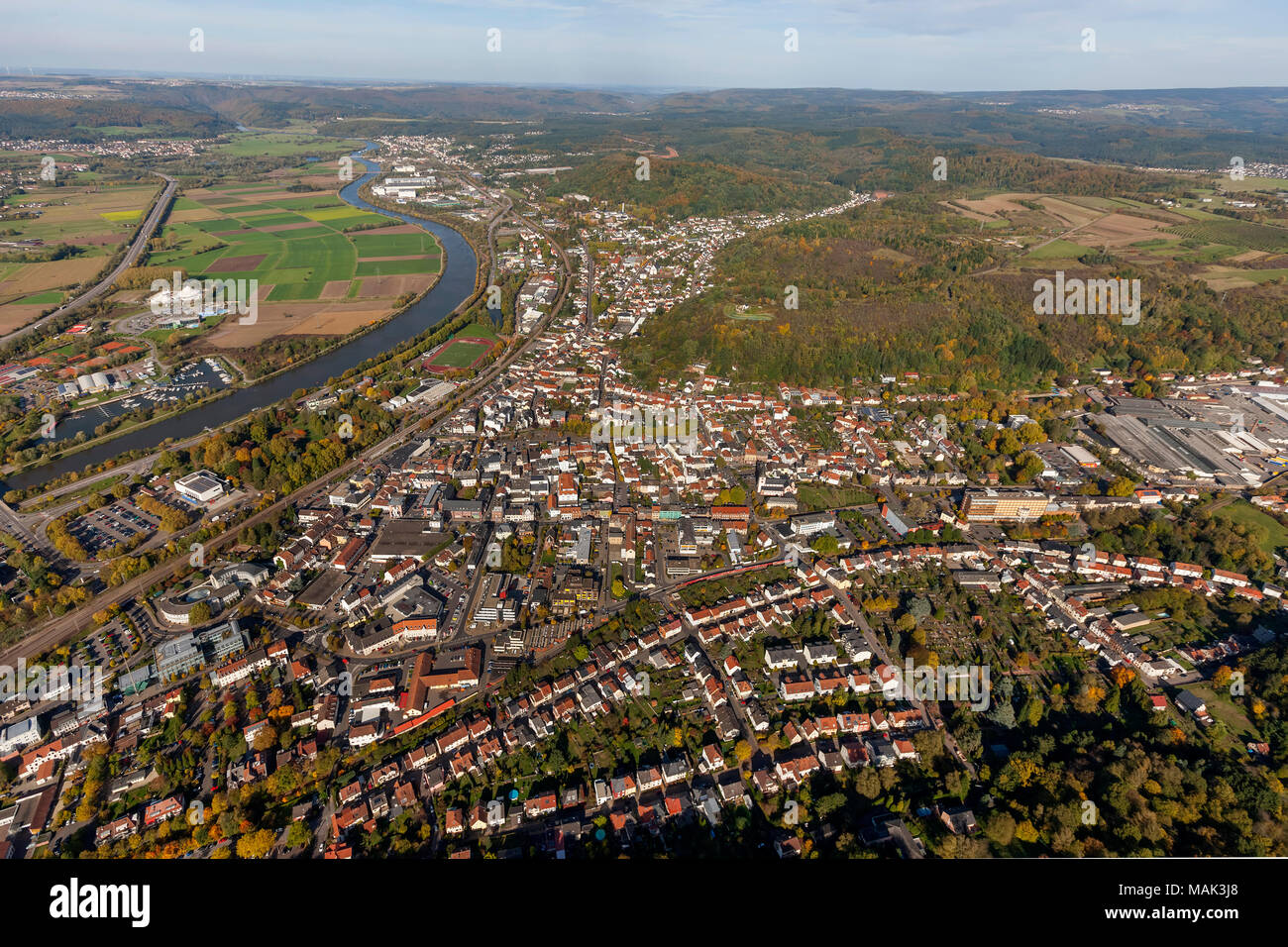 Église Saint Pierre, trois-nef tard basilique romane, Merzig, Sarre, Allemagne, Europe, vue aérienne, les oiseaux-lunettes, vue aérienne Vue aérienne, photogr Banque D'Images