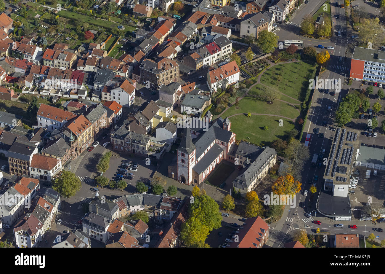 Église Saint Pierre, trois-nef tard basilique romane, Merzig, Sarre, Allemagne, Europe, vue aérienne, les oiseaux-lunettes, vue aérienne Vue aérienne, photogr Banque D'Images