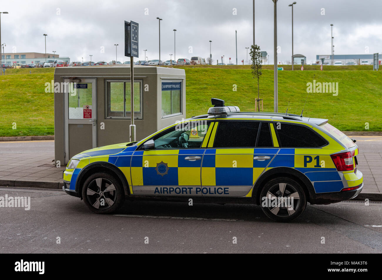 Voiture de police de l'aéroport à l'aéroport de Cork (ORK), Cork, Irlande avec copie espace. Banque D'Images