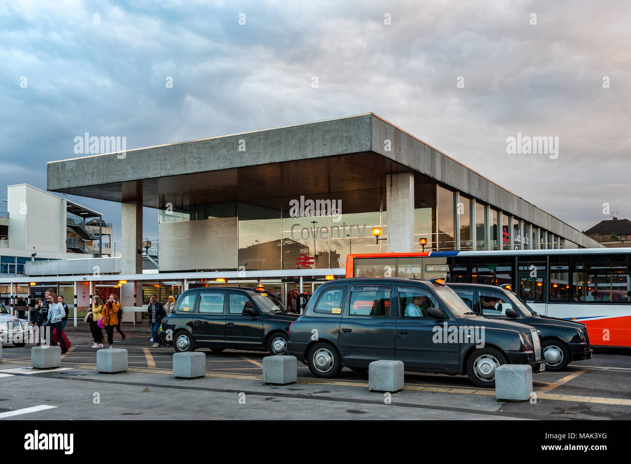 Les gens, les taxis et bus à la gare de Coventry, Station Square, Coventry, West Midlands, Royaume-Uni, avec copie espace. Banque D'Images