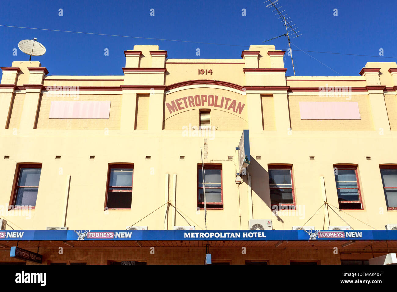 Vue sur l'emblématique Hôtel Metropolitan, un pub outback construit en 1914 à West Wyalong, NSW, Australie Banque D'Images
