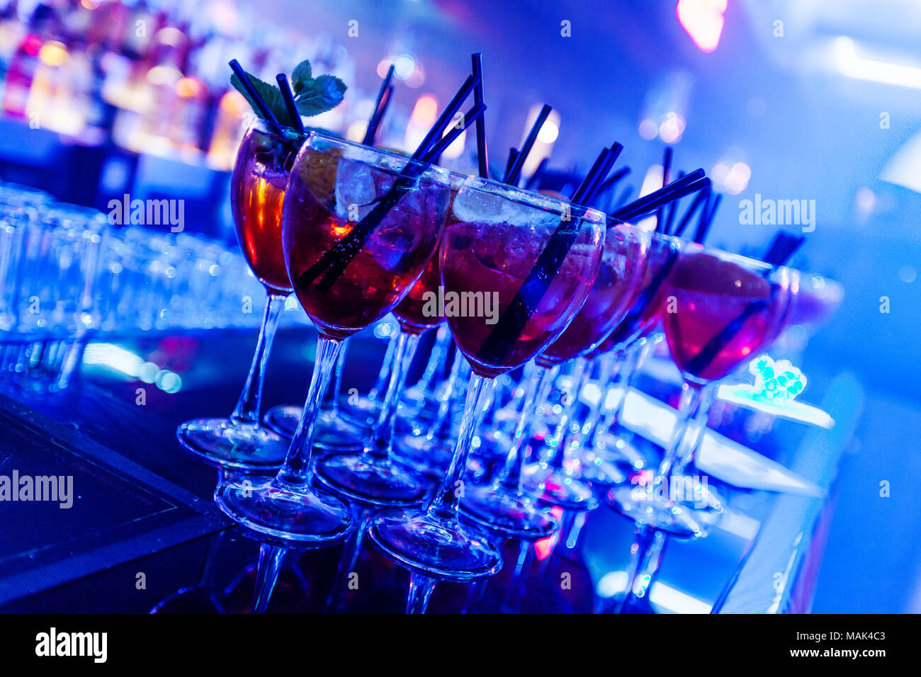 Dans une boîte de nuit sur le bar sont des cocktails dans des verres à vin Banque D'Images