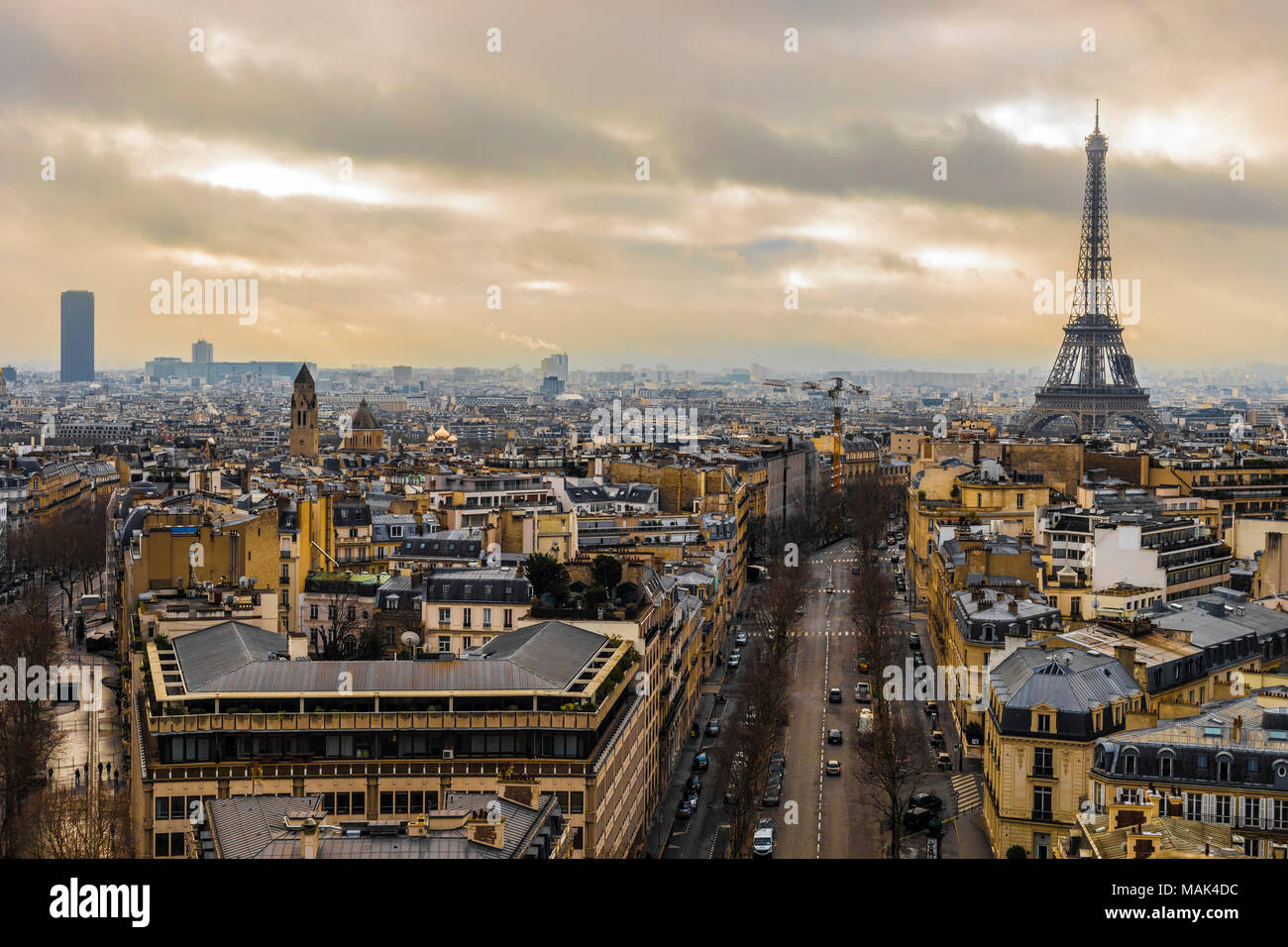 Tour Eiffel après une journée pluvieuse dans la ville romantique de Paris Banque D'Images