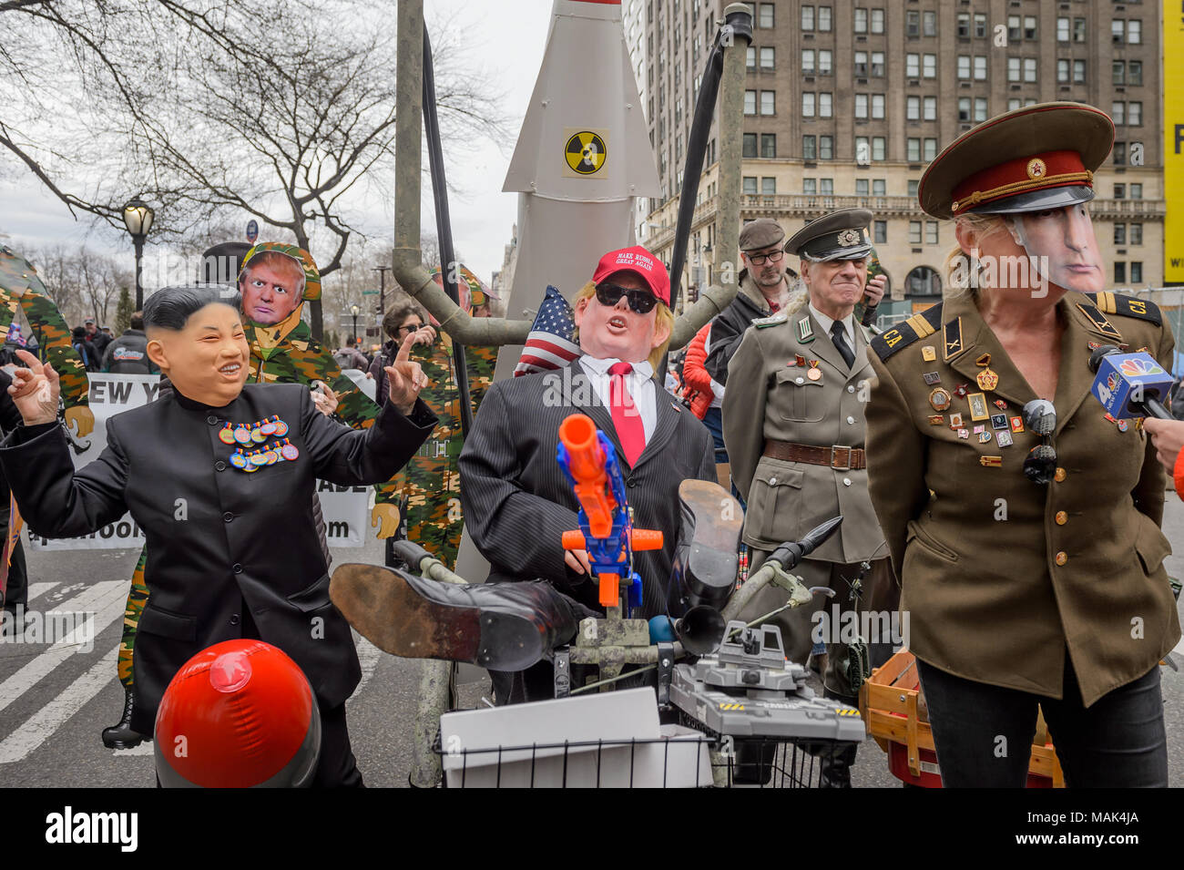 Mock Vladimir Poutine conduisant le défilé militaire - New York's irrévérencieux April Fools' Day Parade poussant l'amusement à la dernière année de l'exagération, l'affiche, la tromperie, l'hypocrisie et la bigoterie, carrément de la bêtise, revient pour la 33e année le 1 avril, 2018 ; avec l'Atout Grand Défilé militaire, la plus grande vitrine mondiale de la puissance militaire américaine jamais ! Avec les jouets militaires, jouets tels que des chars, des avions, des fusées, des GI Joe poupées, etc. Le défilé Grand Marshall sera encore une fois un atout de Donald apparence que d'essayer de chanter l'hymne national le long de Vladimir Poutine, Kim Jong-Un et Adolph Hitler. Le péché peut marcheurs Banque D'Images