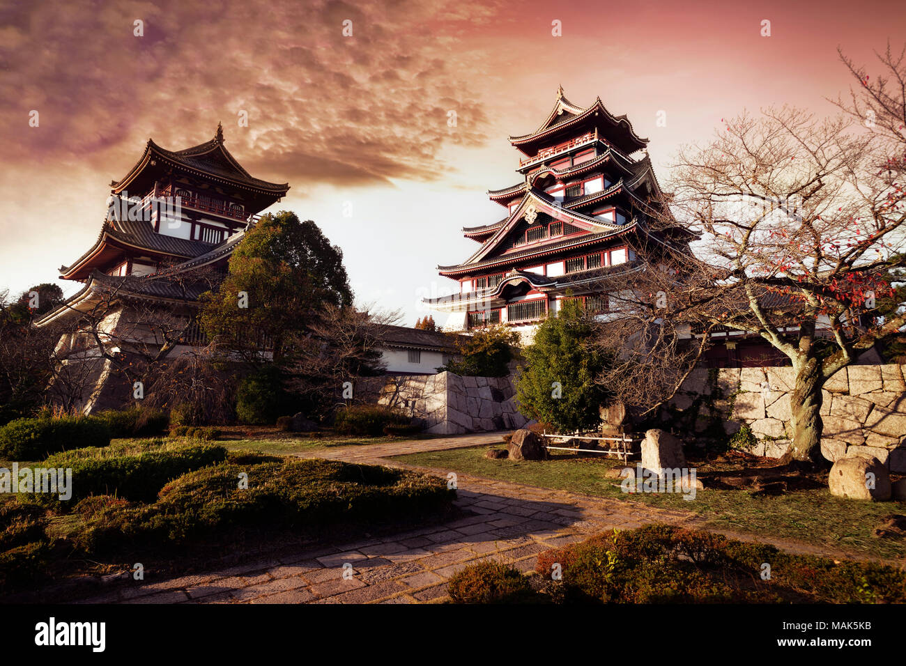 Château de Fushimi, Fushimi-jo à Kyoto, également connu sous le nom de Fushimi-Momoyama Château ou château de Momoyama célèbre pour son salon de thé d'or. Coucher de soleil rouge coloré autu Banque D'Images