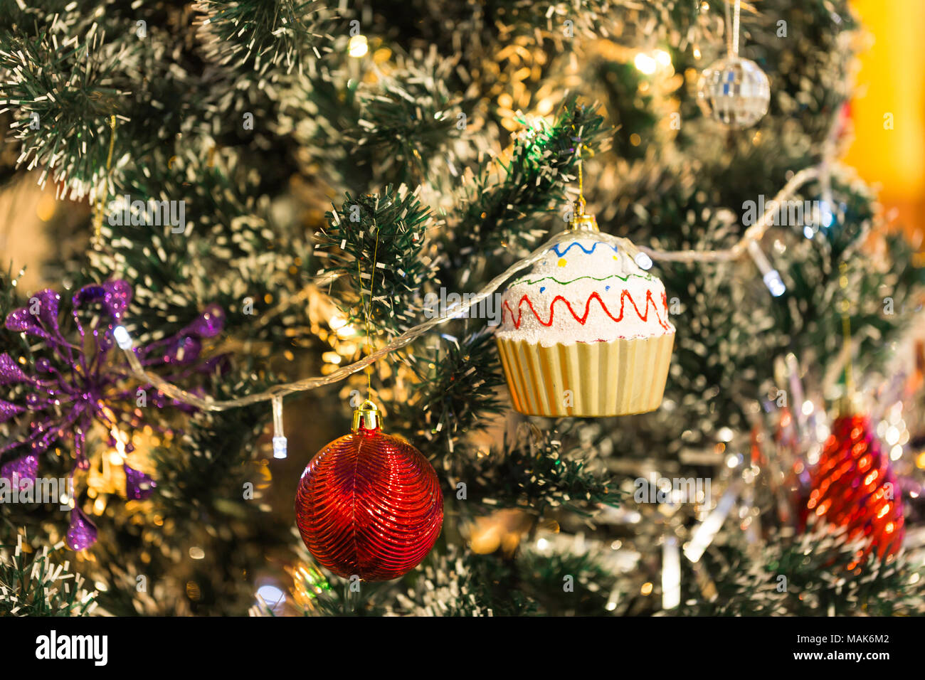 X'mas Red Ball et cup cake decoration on christmas tree Banque D'Images