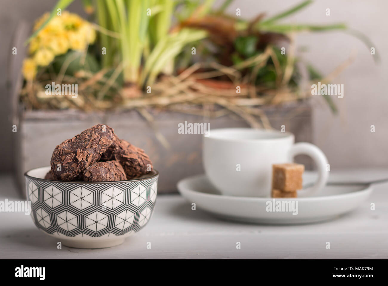 Des variété de truffes au chocolat sur une plaque avec du café. Banque D'Images