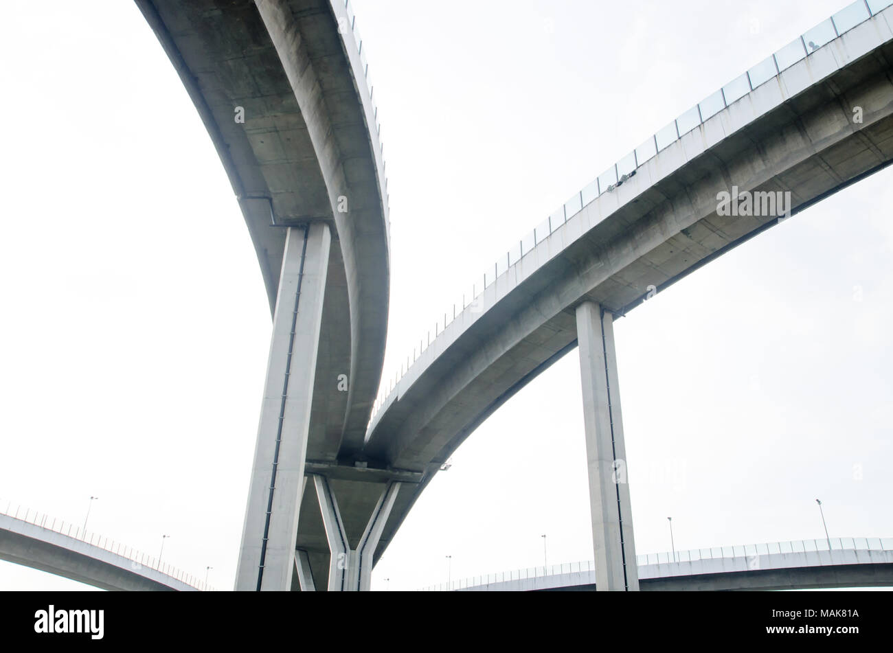 L'autoroute surélevée . La courbe du grand pont suspendu de la route de la circulation élevée à Bangkok, Thaïlande. Banque D'Images