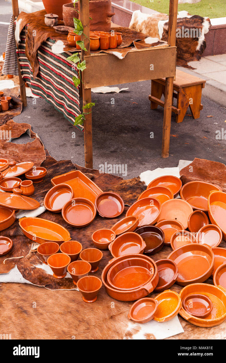 Mettre en place des scènes pour l'assemblée annuelle de la passion du Vendredi Saint dans la Rue Grande, poterie, wc séparés, Adeje, Tenerife, Canaries, Espagne Banque D'Images