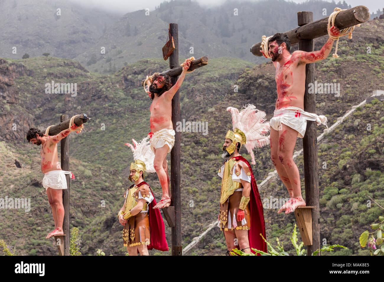 Jésus le Christ et les deux criminels ont crucifié sur la croix au Calvaire de la scène bon annuel dans le jeu de la Passion Fiday Plaza de Espana, Adeje Banque D'Images