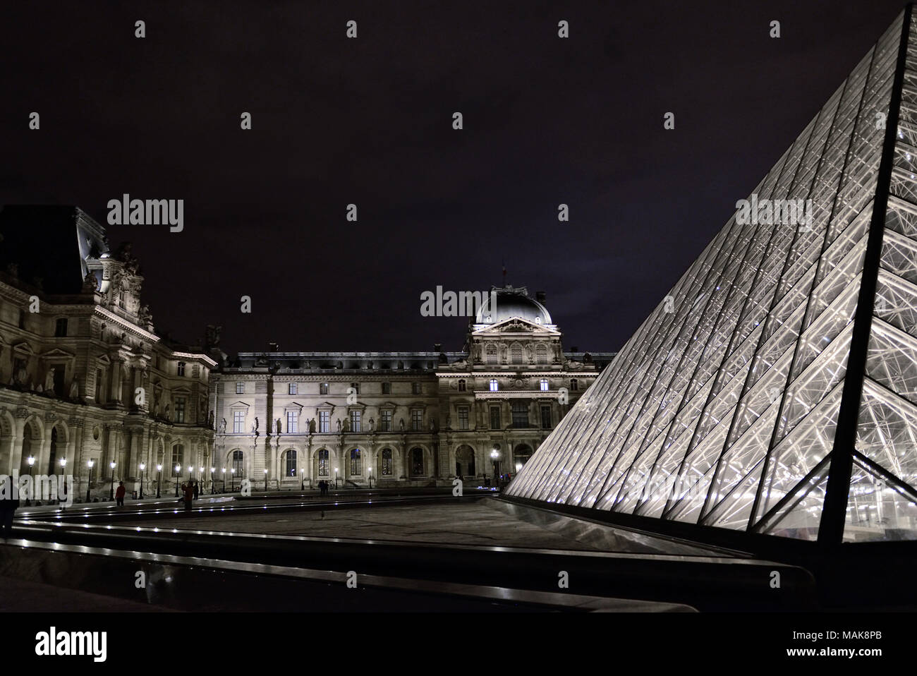 La pyramide de verre du Louvre et du Palais Royal, dans l'éclairage de nuit Banque D'Images