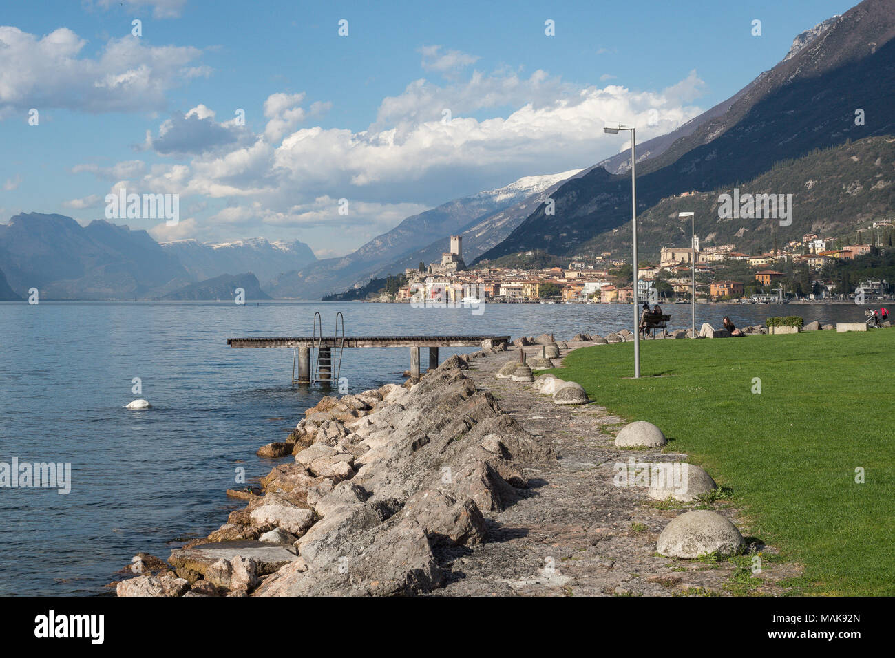 Plage du lac de garde à Malcesine Banque D'Images