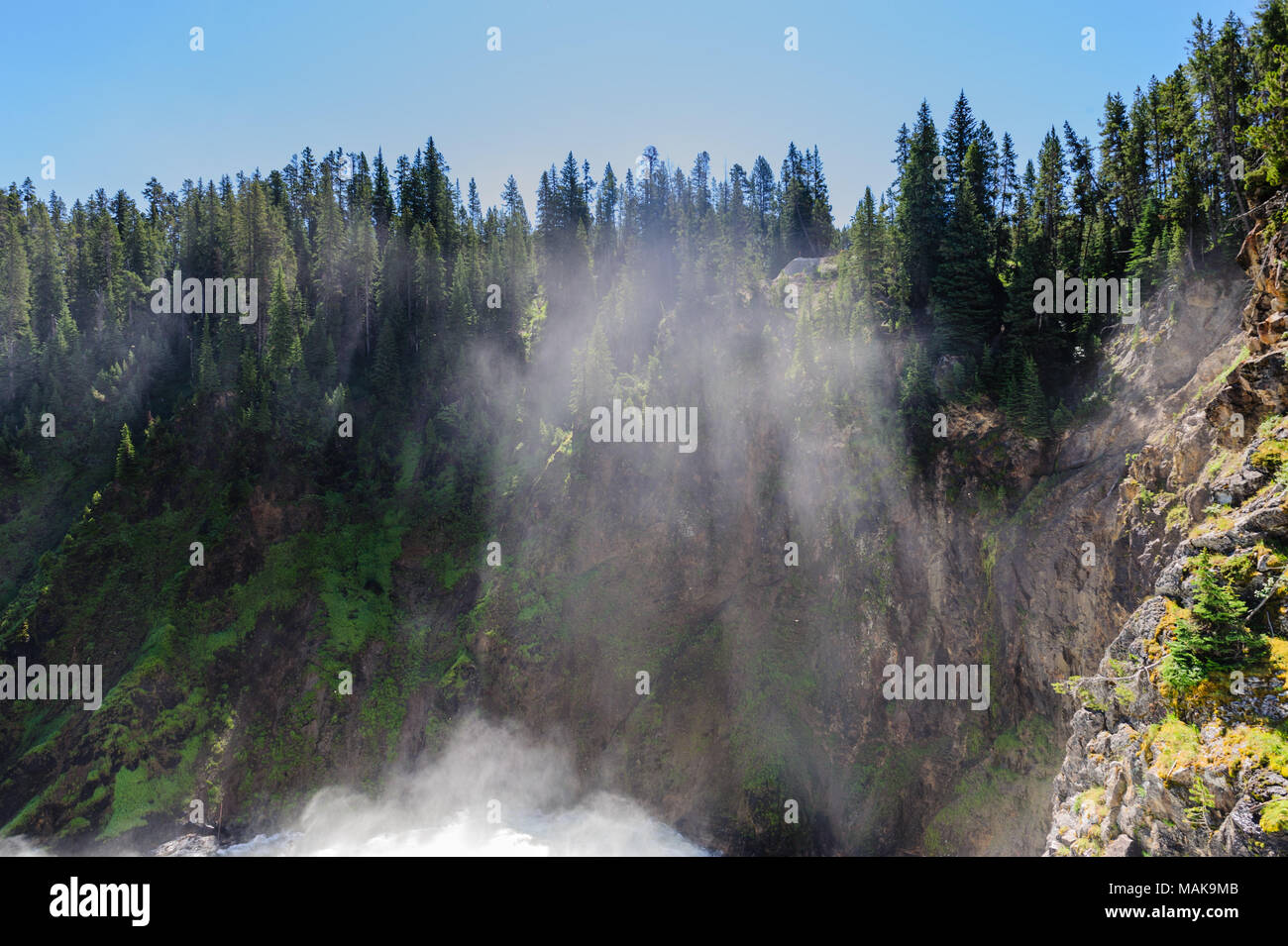 De fines gouttelettes de brouillard de l'établissement Yellowstone Falls Banque D'Images